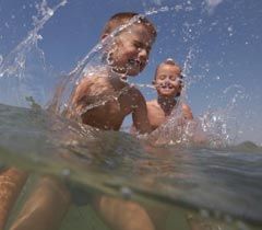 Діти купаються в морі на одному з пляжів в Евпаторії. 4 серпня 