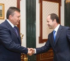 Виктор Янукович и Сергей Тигипко во время встречи в Киеве. 9 августа