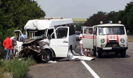 Маршрутка врізалася в КамАЗ: загинула 22-річна дівчина (фото)