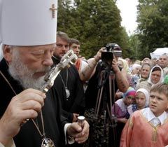Митрополит Володимир цілує хрест в селищі Чечельник (Вінницька область). 9 серпня 