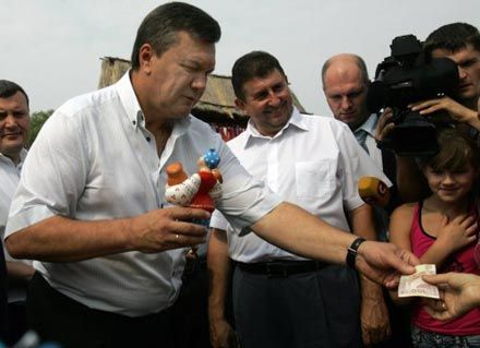 Янукович купил бочонок, чтобы солить огурцы (фоторепортаж)