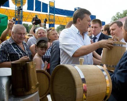 Янукович купил бочонок, чтобы солить огурцы (фоторепортаж)