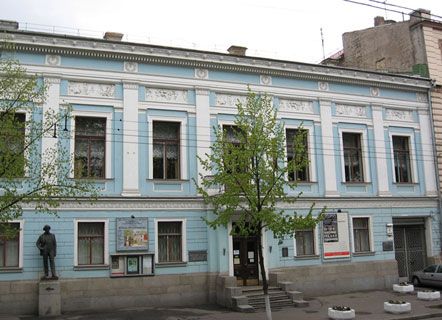 Янукович дал статус национального Киевскому музею русского искусства