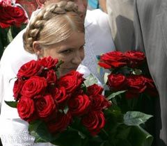 Юлия Тимошенко во время возложения цветов к памятнику Тарасу Шевченко