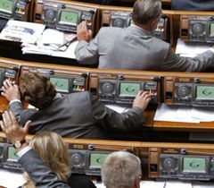 Нардепи на позачерговому засіданні голосують ”за себя и за того парня”. ”Диригує” Чечетов