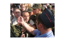 Разгон очередного митинга российской оппозиции прошел «мягко» - под рев моторов и запах горелой резины