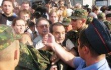 Черговий мітинг російської опозиції розігнали «м'яко» - під рев моторів і запах горілої гуми