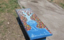 У центрі Києва на Прорізній з'явилися авторські лавочки (фото)