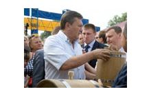 Віхи тижня. Діжка для Януковича, Богиня з машини і поради першого Президента