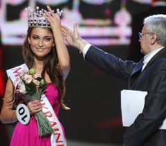 Переможниця ХX-го конкурсу краси ”Міс Україна-2010” Катерина Захарченко під час церемонії нагородження. Київ, 4 вересня 