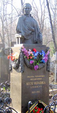 Розкрито справу про наругу над могилою Лесі Українки