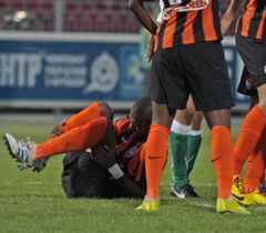 Півзахисник ФК ”Шахтар” Фернандо Фернандіньо отримав травму під час матчу з ФК ”Оболонь”. Київ, 10 вересня