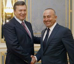 Виктор Янукович и председатель ПАСЕ Мевлют Чавушоглу во время встречи в Киев