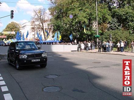 Нардеп Ляшко їздить на крутому джипі із забороненими спецсигналами (фото)