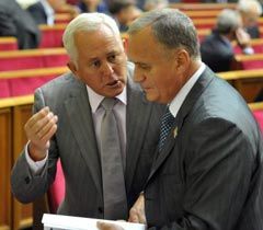 Александр Стоян и Ярослав Сухой разговаривают в зале заседаний ВР Александр Стоян и Ярослав Сухой разговаривают в зале заседаний ВР