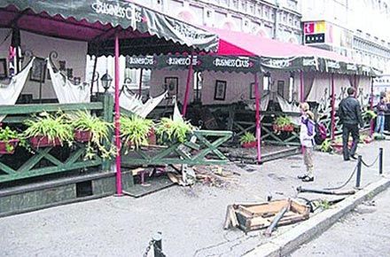 «Субару» розгромив два ресторани на Подолі (фото)