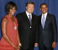 Віктор Янукович і  Президент США Барак Обама з дружиною Мішель під час Генеральної асамблеї ООН у Нью-Йорку 
