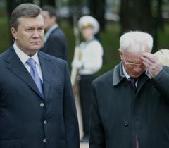 Виктор Янукович и Николай Азаров во время церемонии возложения цветов к памятнику жертвам Бабьего Яра