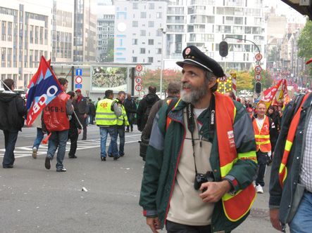 Среди демонстрантов было легко встретить кучу интересных персонажей, как, например, вот такой