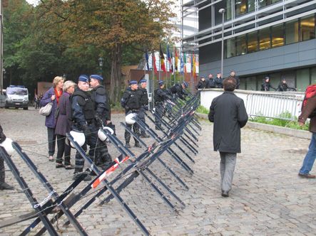 Полиция не мешала демонстрантам, однако подходы к основным евроинституциям предусмотрительно перекрыла