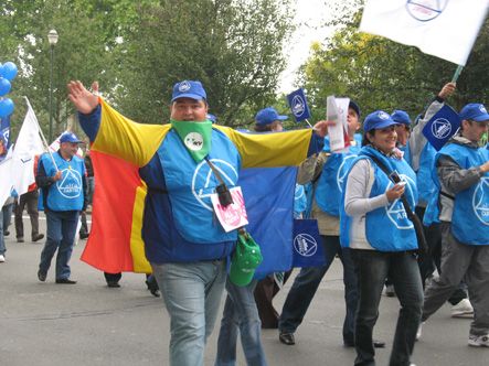Каждый ”принарядился” к демонстрации по-своему