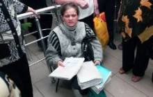 Обдурена вкладниця прикувала себе ланцюгом до міськади (фото)