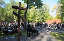 Добкін і Мазовецький поклали квіти до могил жертв тоталітаризму