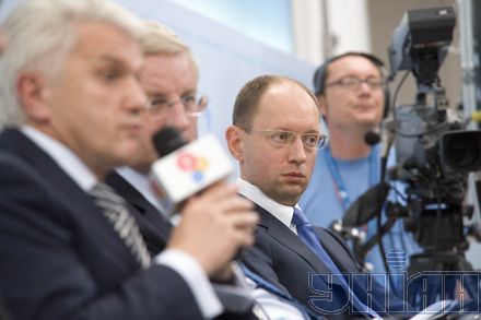 Кравчук обурювався, чому українську опозицію на форумі має представляти лише Арсеній Яценюк? 