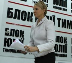 Юлія Тимошенко після закінчення прес-конференції в Києві. 6 жовтня 