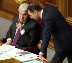 Володимир Литвин і Олег Ляшко розмовляють під час засідання Верховної Ради 