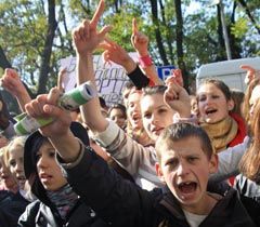 Учасники акції протесту проти введення в Україні платних послуг у вищих навчальних закладах