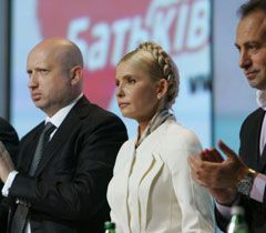 Лідери партії «Батьківщина» Олександр Турчинов, Юлія Тимошенко та Микола Томенко на Х з’їзді партії 17 жовтня 2010 р.