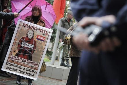 В Севастополе предприниматели перекрыли центральную улицу и штурмовали горсовет (фоторепортаж)
