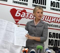 Юлия Тимошенко демонстрирует журналистам изъятые в издательстве ”Фолио-плюс” бюллетени во время брифинга в Киеве