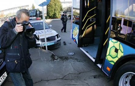 Колесников на автобусе протаранил машину ГАИ (добавлены фото)