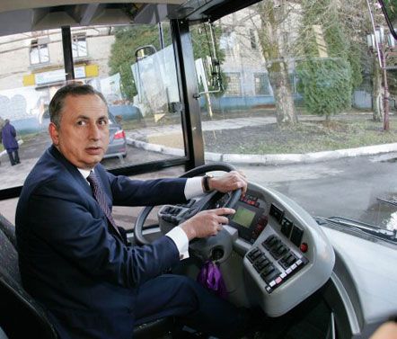 Колесников на автобусе протаранил машину ГАИ (добавлены фото)