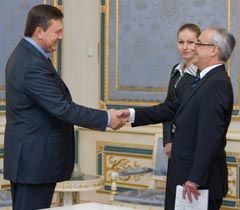 Віктор Янукович і гендиректор Всесвітньої асоціації видавців газет і новин Крістофер Рісс під час зустрічі в Києві