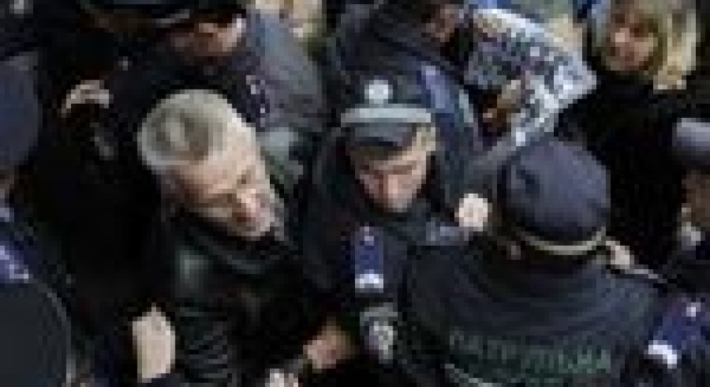 У Севастополі підприємці перекрили центральну вулицю і штурмували міськраду (фоторепортаж)