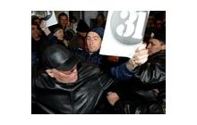Российских оппозиционеров привычно запихнули в милицейские автобусы