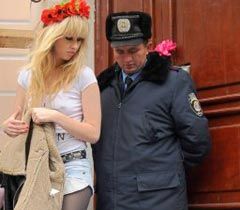 Активістка жіночого руху FEMEN під час акції протесту біля посольства Ірану Активістка жіночого руху FEMEN під час акції протесту біля посольства Ірану