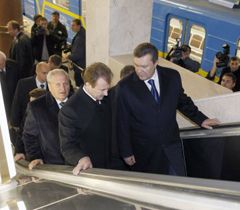 Віктор Янукович та Олександр Попов відвідали пробний пуск поїздів через станцію метро «Деміївська». Київ, 5 листопада