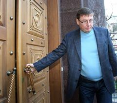 Юрий Луценко заходит в Генеральную прокуратуру Украины. Киев, 9 ноября