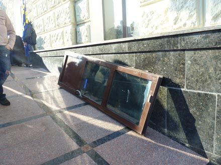 Податковий бунт по-хмельницьки: підприємці зламали двері ОДА (фото)