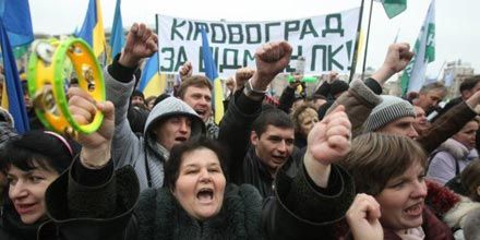 На Майдане скандируют: Не уйдем! Не уйдем!