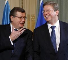 Костянтин Грищенко і Штефан Фюле перед початком підписання документа за результатами Саміту Україна – ЄС