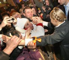 Юлія Тимошенко спілкується з учасниками акції протесту проти прийняття нового Податкового кодексу 
