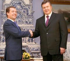 Дмитрий Медведев и Виктор Янукович во время встречи в государственной резиденции Президента РФ «Горки»
