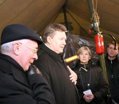 Виктор Янукович и Николай Азаров во время встречи с участниками акции протеста на Майдане
