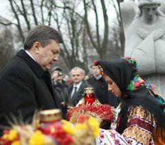 Виктор Янукович во время церемонии памяти жертв голодоморов
