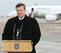 Виктор Янукович во время брифинга по итогам совещания по вопросу Налогового кодекса в аэропорту ”Борисполь”